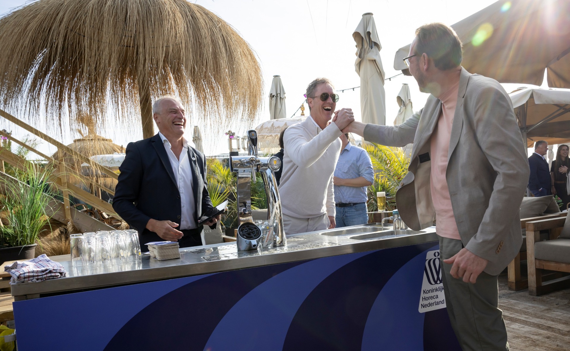 Deelnemers bij de TapChallenge bar in Scheveningen, met een high-five na de battle